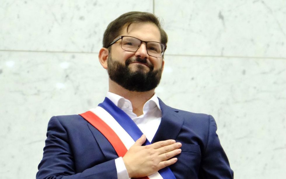 Boric habla de reanudar relaciones diplomáticas con Bolivia, pero descarta negociar soberanía