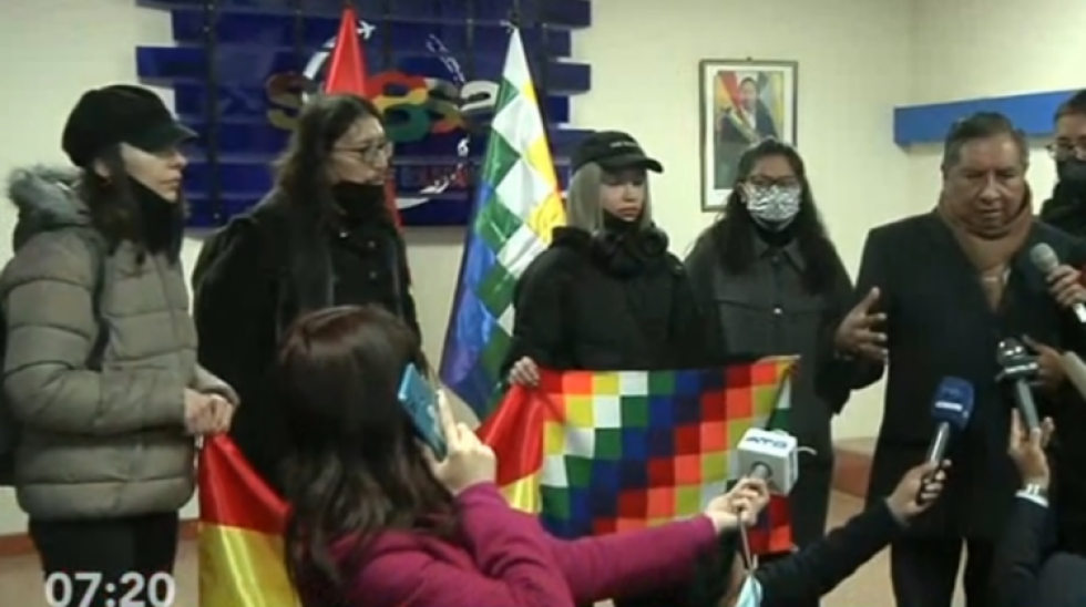 Arriba a La Paz familia boliviana que huyó de Ucrania y pide ayuda para comenzar su estancia