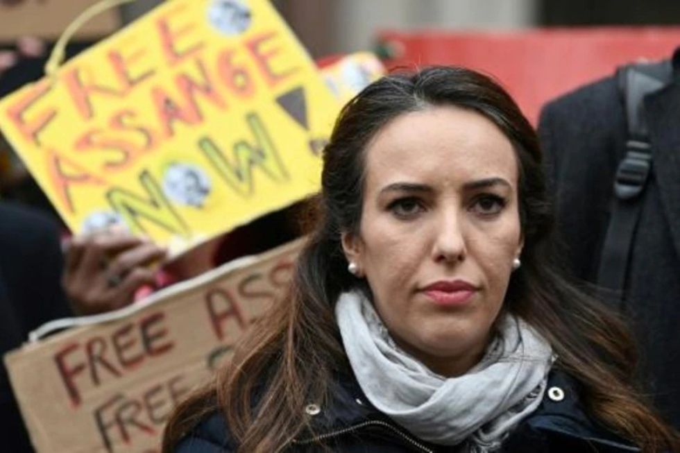 La pareja de Julian Assange pide a Londres que no lo extradite a EEUU