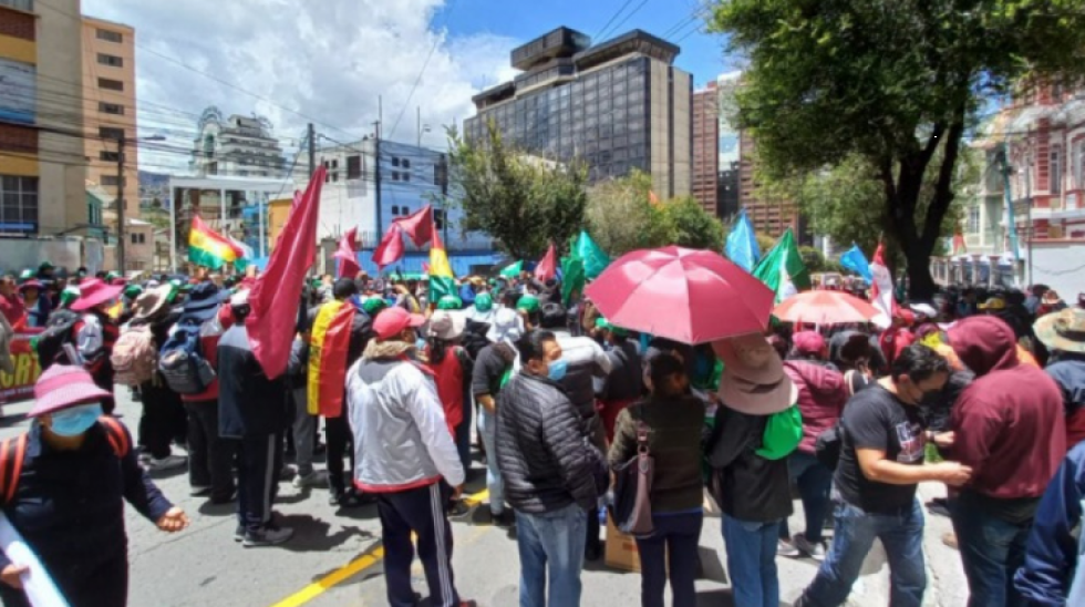 Queda en suspenso solución al conflicto de maestros urbanos y mantienen protestas