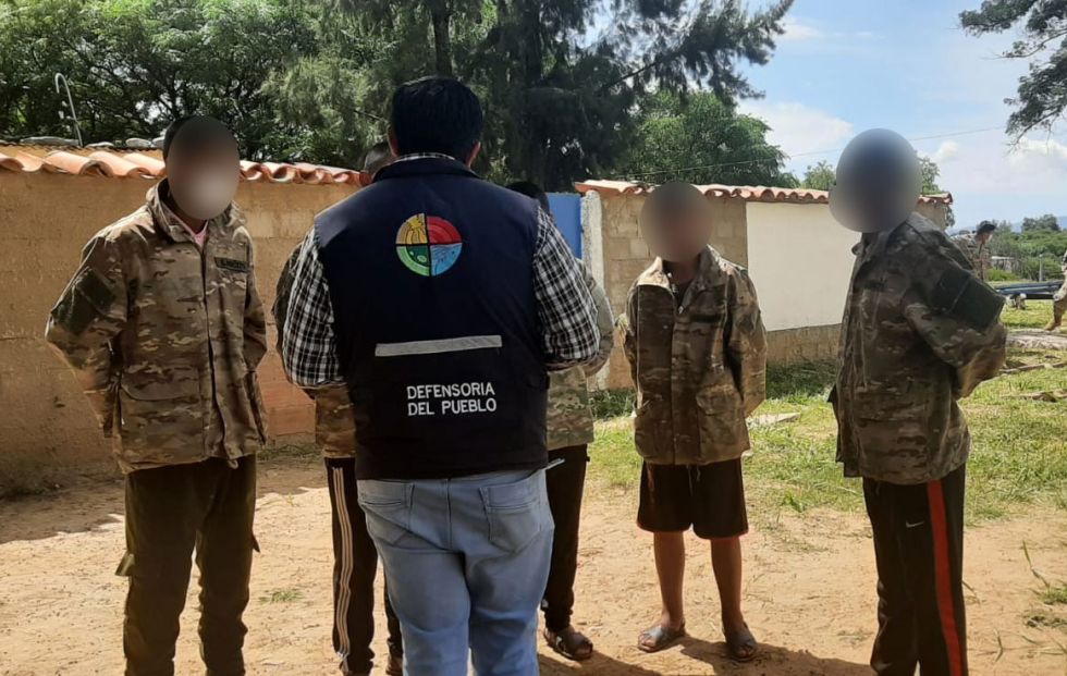 Defensoría del Pueblo evidencia hematomas de soldados en regimiento de Tarija