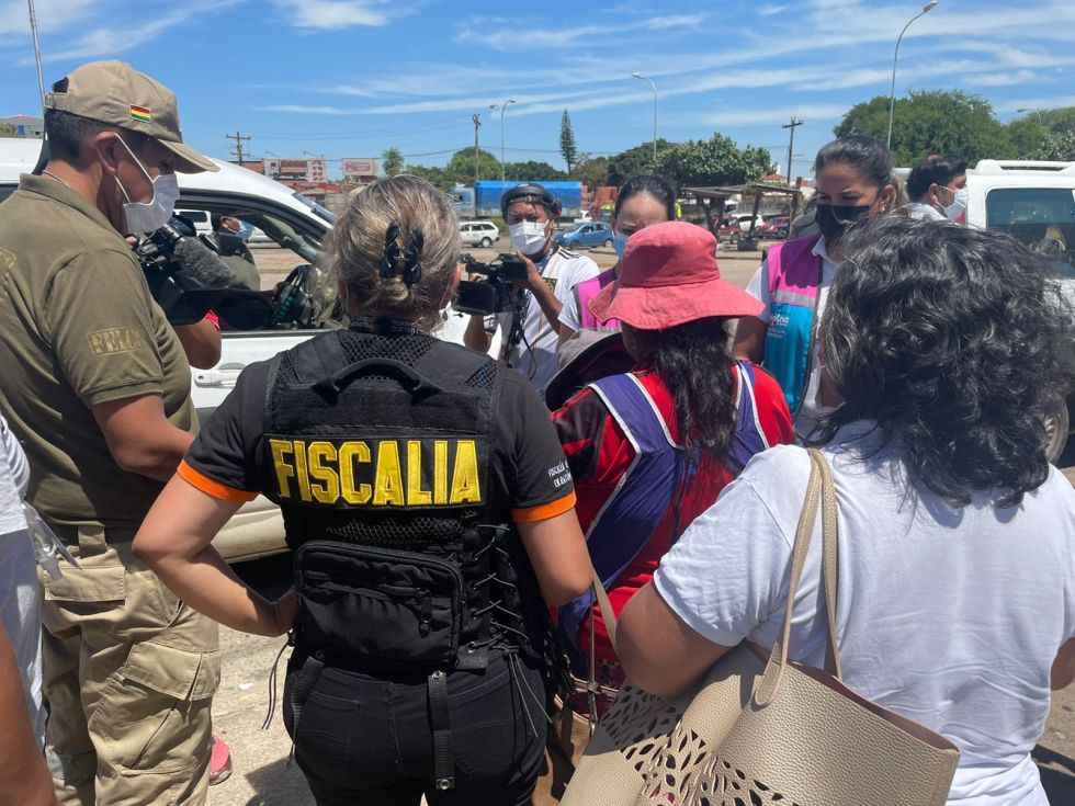 Rescatan a 20 menores obligados a pedir dinero y aprehenden a tres personas en Santa Cruz