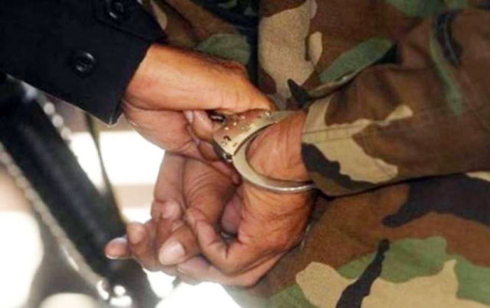La Paz: Aprehenden al militar acusado de ayudar a fugar a su hijo presunto feminicida