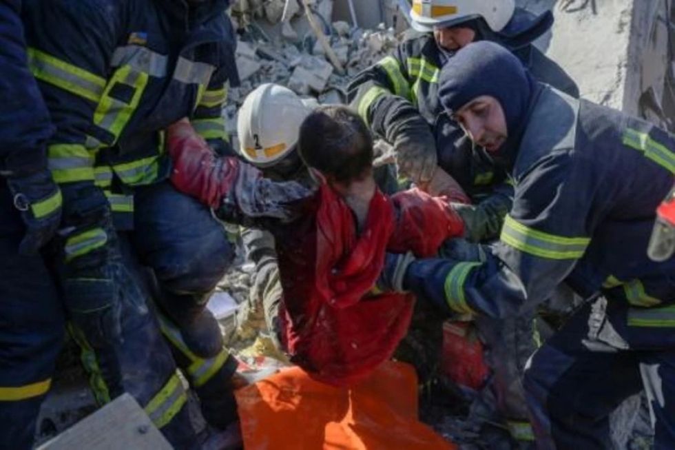 Muerte y devastación entre los restos de cuartel militar de Mikolaiv bombardeado