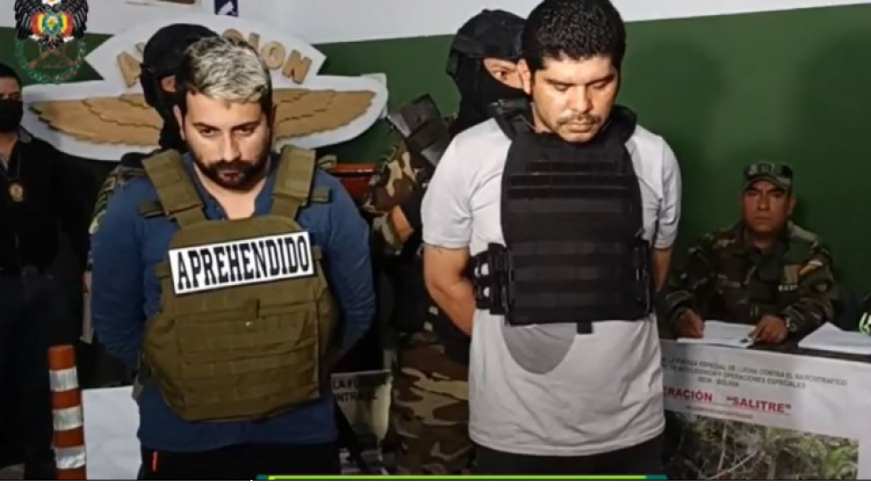 Policía se enfrenta a tiros con narcos y aprehende a dos extranjeros en Santa Cruz
