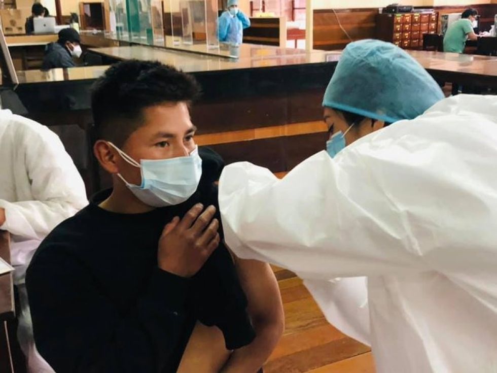 El personal de salud ya recibe la cuarta dosis de la vacuna