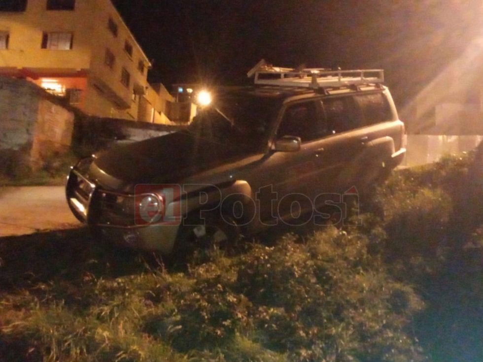 Abandonan vehículo oficial de Porco que quedó encunetado
