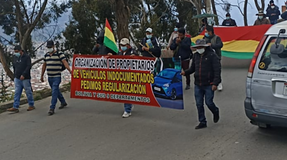 Al menos 200 "chuteros" piden la nacionalización de 200.000 autos, diputados lo descartan