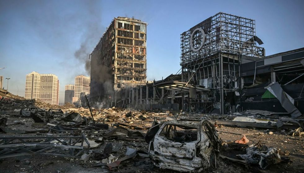 El ataque entra a Kiev con el bombardeo de un centro comercial
