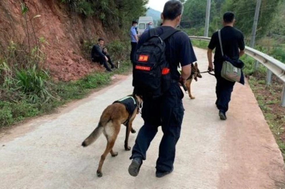 Equipos de rescate buscan rastros de pasajeros del avión accidentado en China
