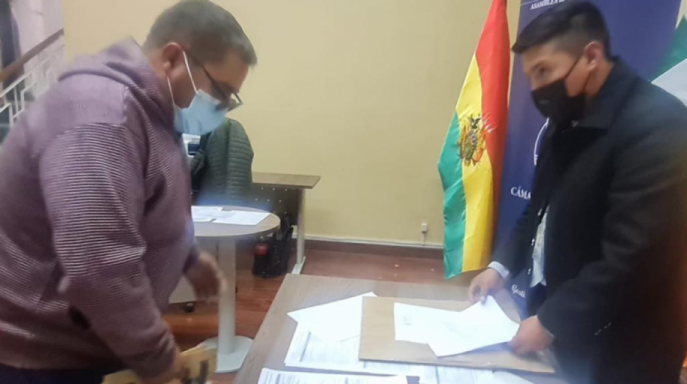 Un teólogo es primer postulante a Defensor y ve que pagar por trámites es vulneración de derechos
