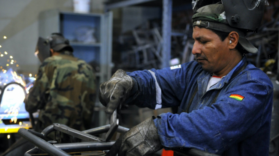 La COB se abre a discutir el incremento salarial y la estabilidad laboral con empresarios