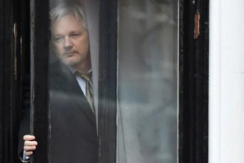 El fundador de WikiLeaks se casa en la cárcel con su exabogada