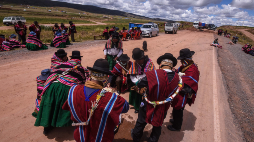 La Paz: Comunarios advierten con masificar los bloqueos en la carretera hacia Desaguadero