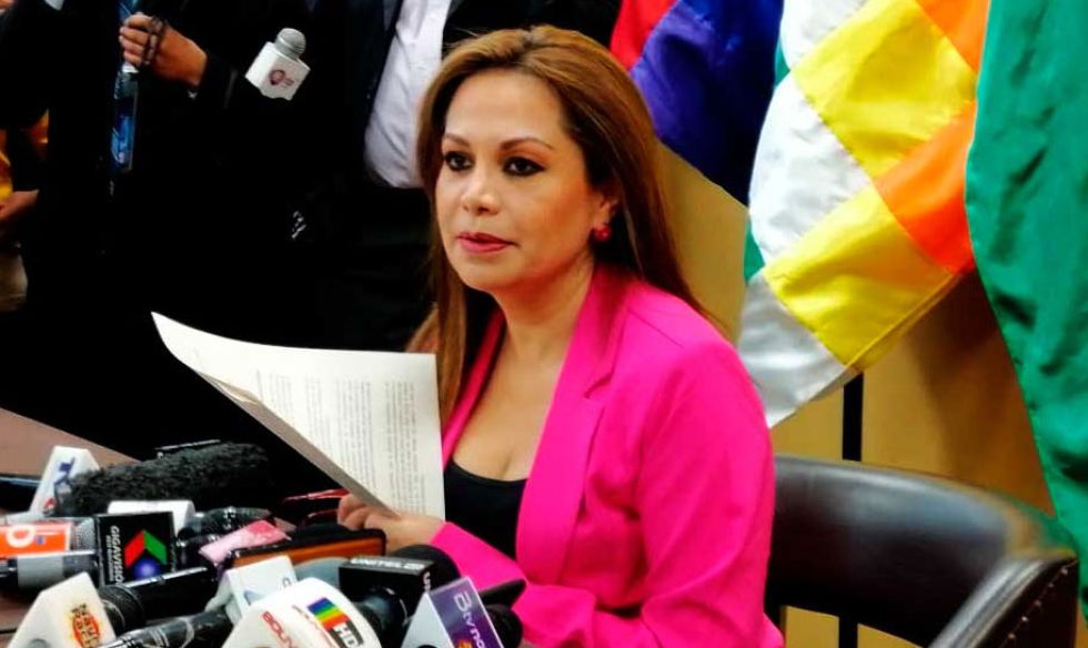 Exministra Lizárraga es declarada rebelde en proceso por el envío de armamento no letal desde Ecuador