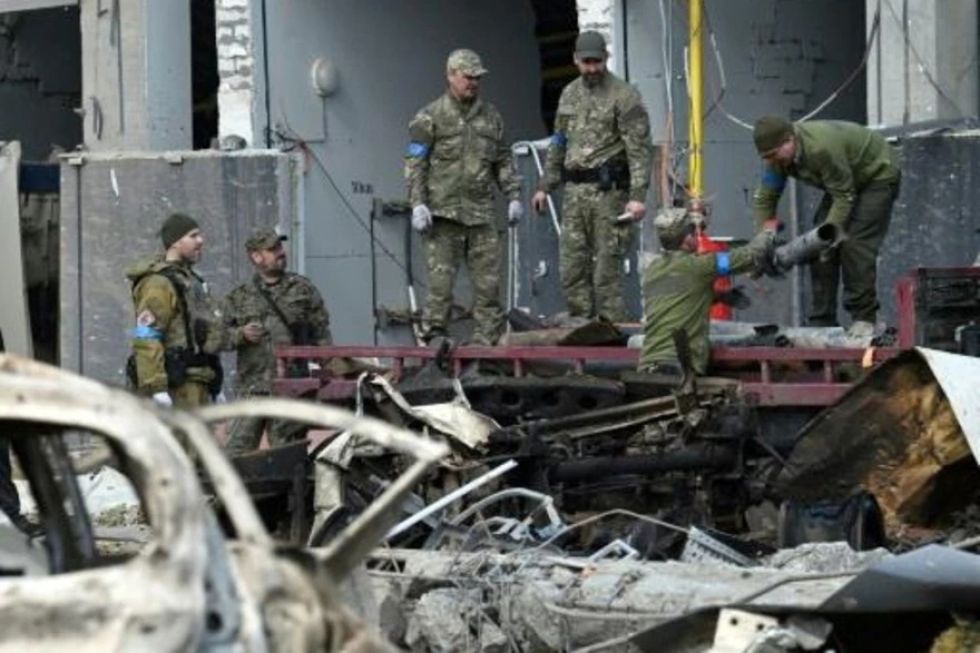 Refugiados huyen del recrudecimiento del combate en las afueras de Kiev, constatan periodistas de AFP