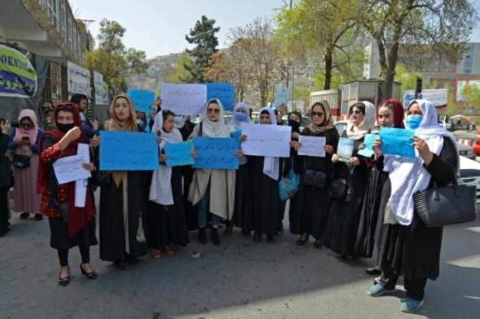 "Abran las escuelas", claman mujeres y adolescentes en protesta en Kabul