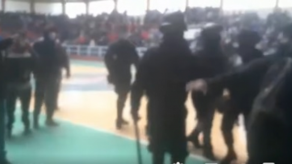 Encapuchados con bastones de madera intervinieron en asamblea estudiantil en la universidad pública en Sucre