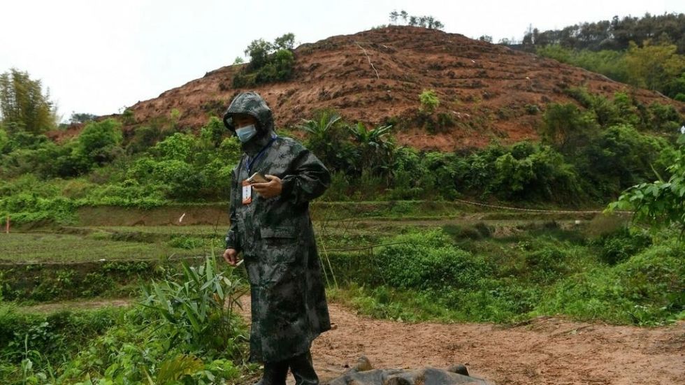 Recuperan segunda caja negra de accidente aéreo en China
