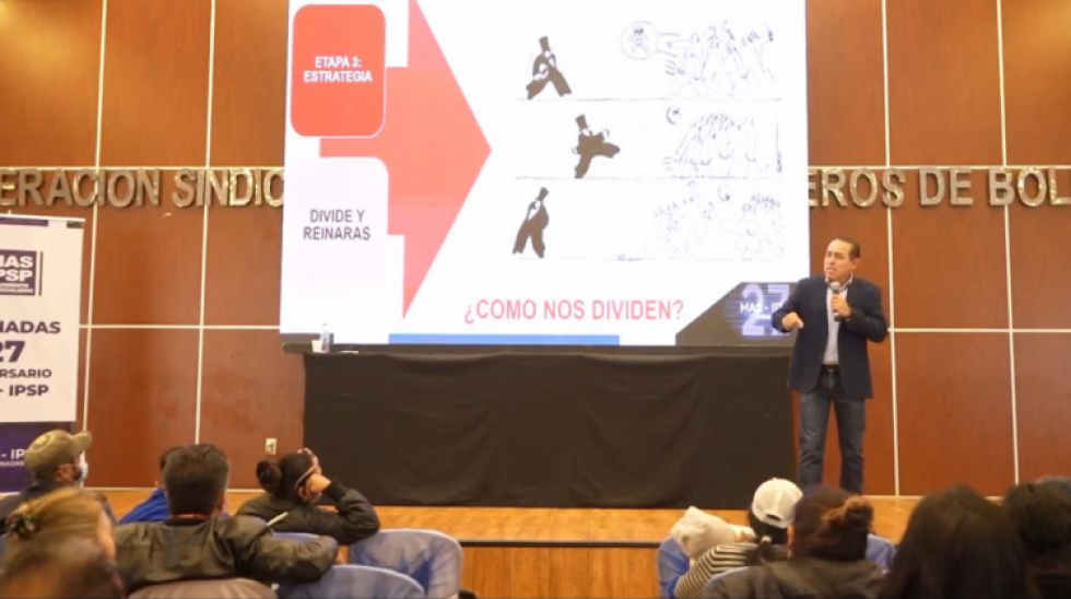 César Dockweiler arremete contra medios de comunicación y los acusa de fraccionar al MAS