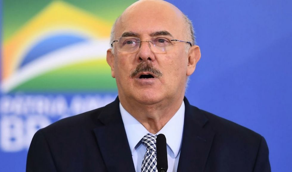 Renuncia ministro de Educación de Bolsonaro blanco de investigación