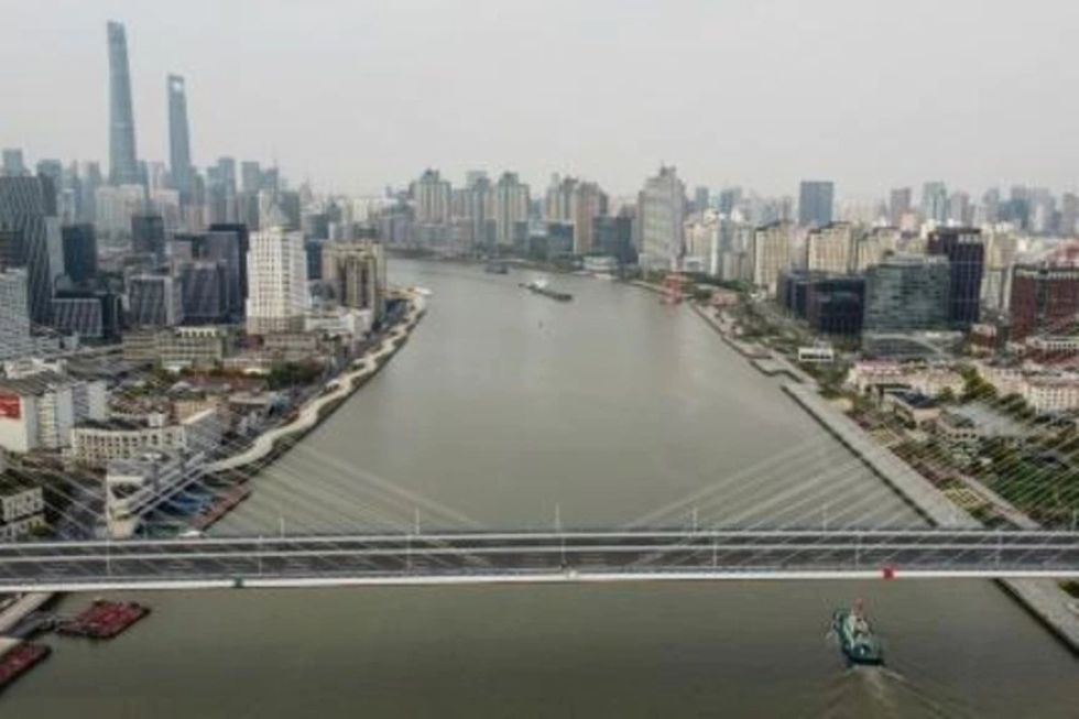 Shanghái vive su "historia de dos ciudades" al emprender un lento confinamiento