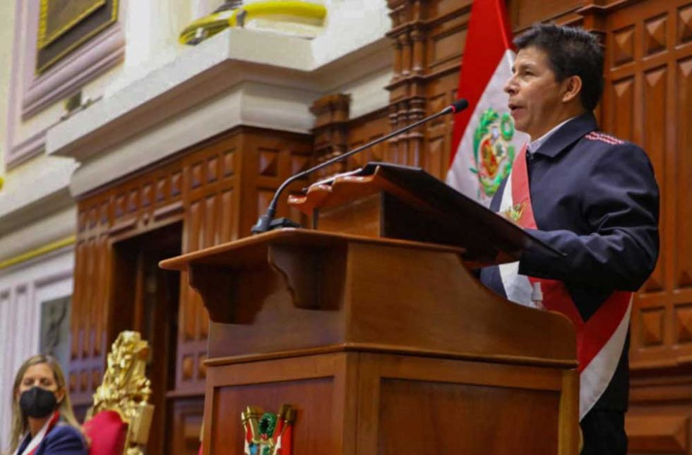 Presidente de Perú invita a opositores a ‘conversar’ tras evitar la destitución