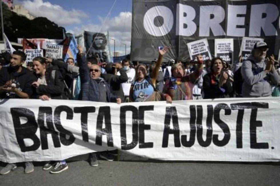 Pobreza en Argentina baja a 37,3% en segundo semestre de 2021