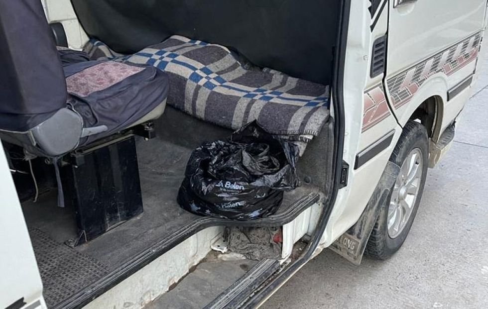 Abandonan un feto al interior de un minibús en El Alto