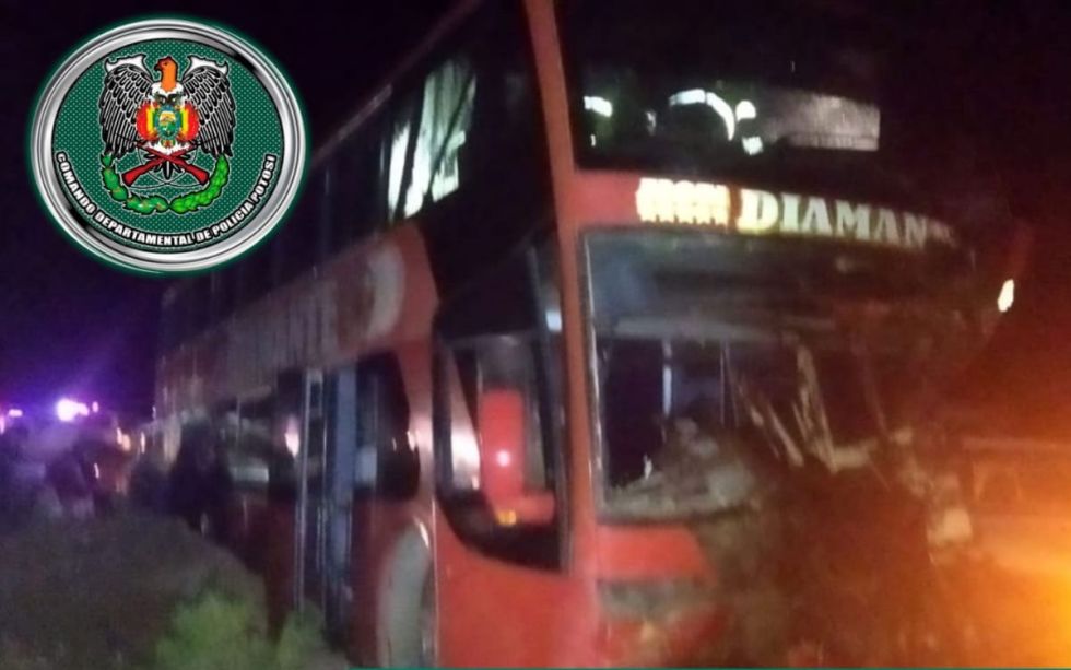 Choque entre ómnibus y camión deja tres fallecidos en el departamento de Potosí
