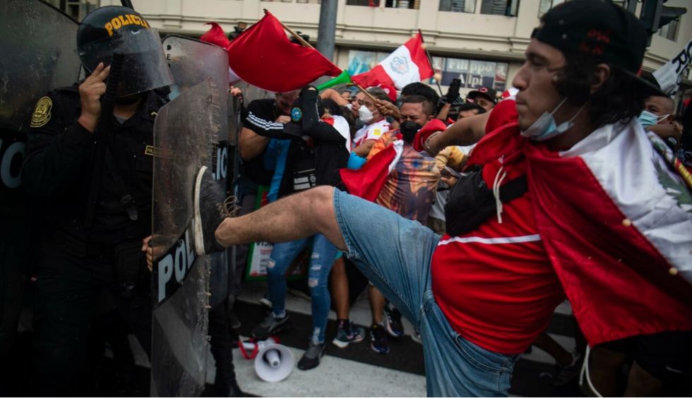 Un muerto y 15 heridos dejan en nueva jornada de protestas en Perú
