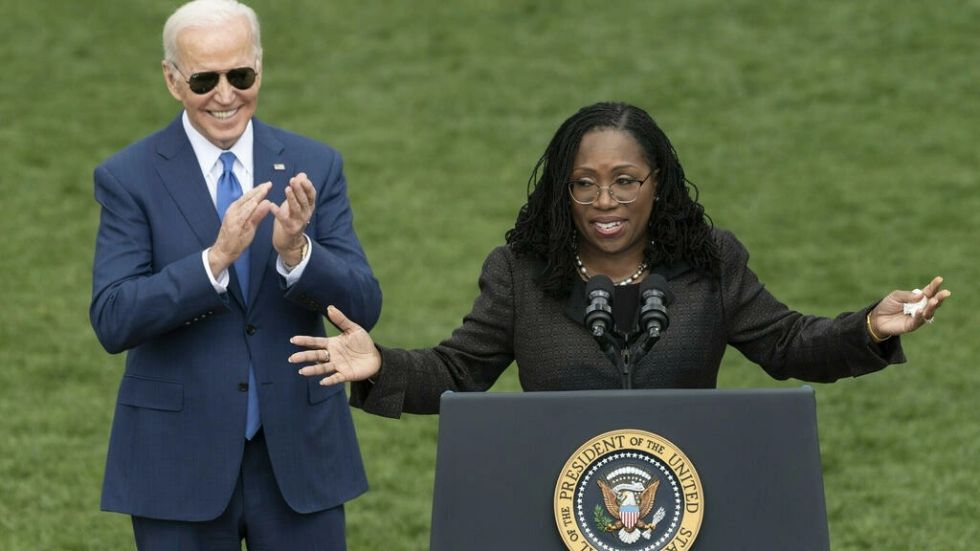 Biden espera cobrar impulso tras el nombramiento histórico en la Corte Suprema