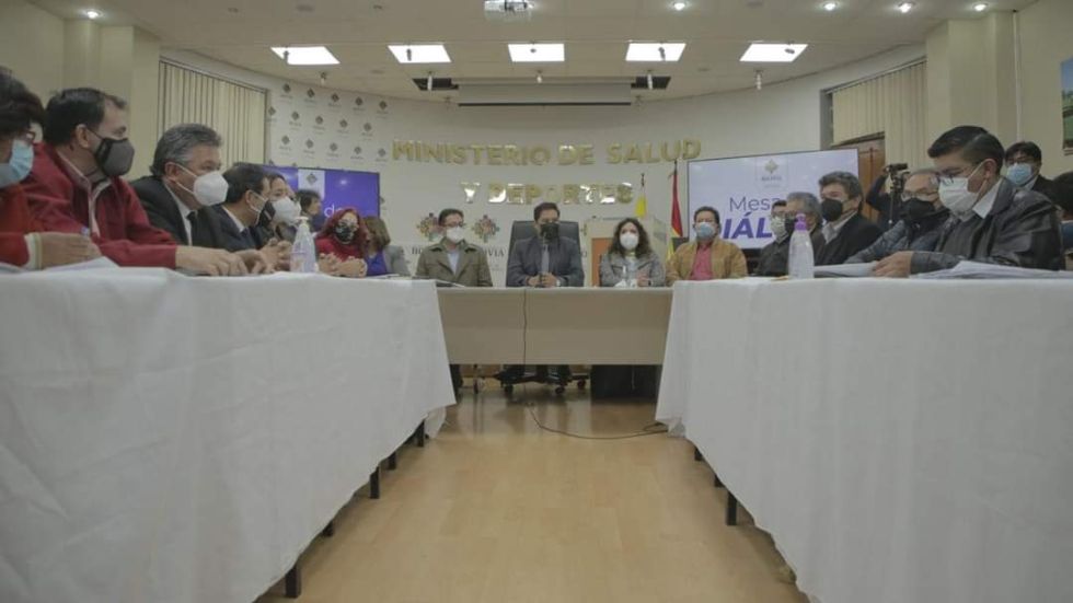 El Ministerio de Salud y el Colegio Médico de Bolivia declaran cuarto intermedio al diálogo