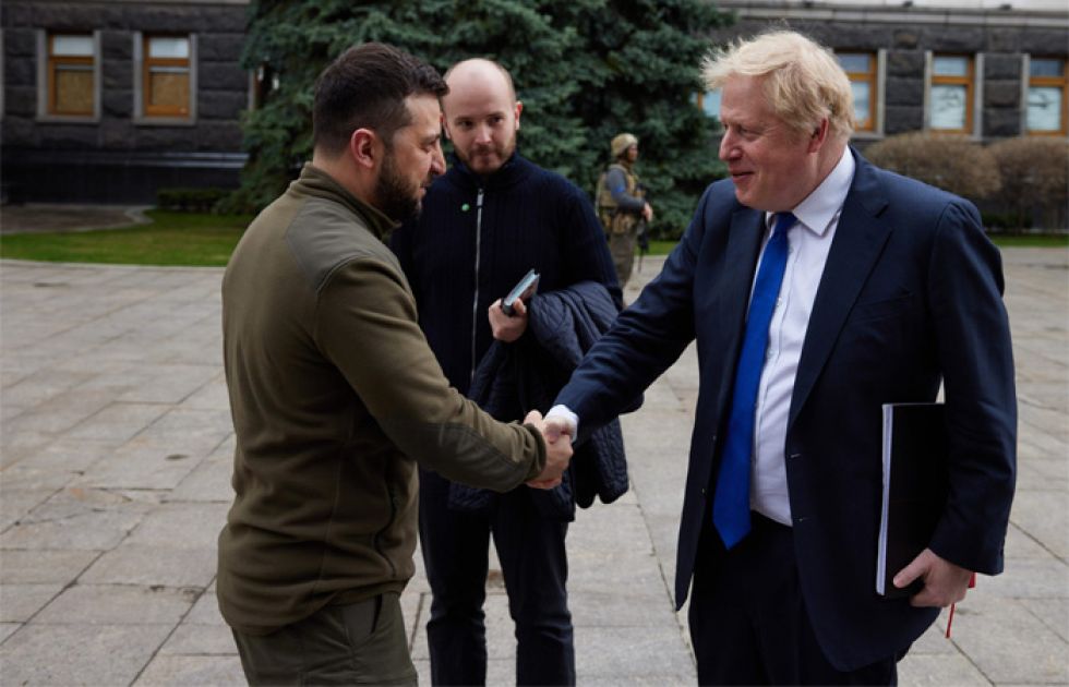 Boris Johnson viajó a Kiev, se reunió con Zelensky y ofreció blindados y misiles antibuque