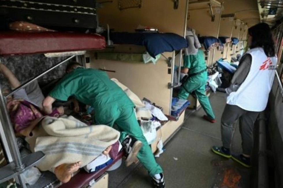 Tren ucraniano traslada pacientes de áreas atacadas a un sitio seguro