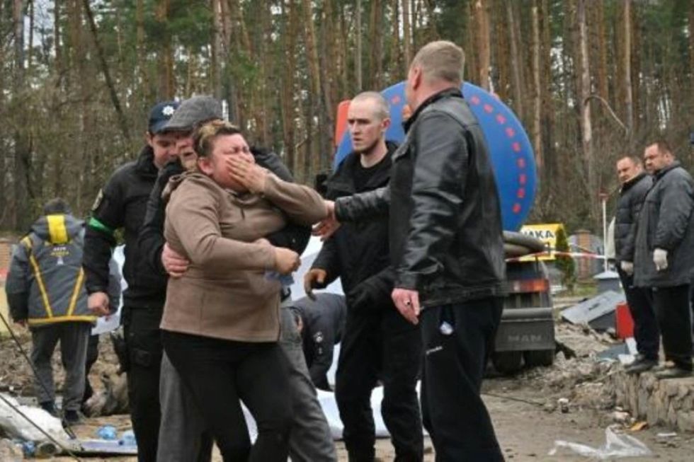 Una mujer llora a su hijo de 23 años, hallado en una fosa cerca de Kiev