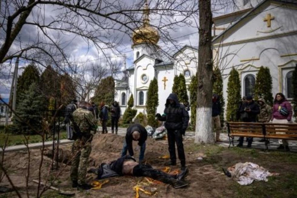 Exhumación del alcalde y de otras víctimas de "crímenes de guerra" en Gostomel, cerca de Kiev