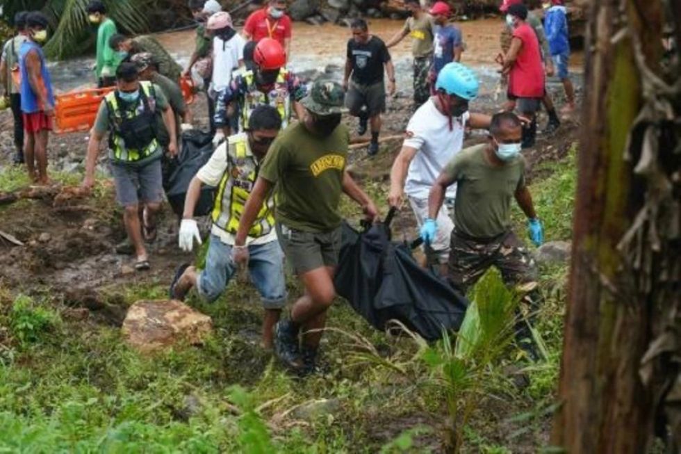 Sube a 80 la cifra de muertos por inundaciones y aludes de lodo en Filipinas