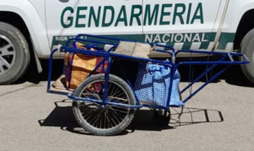 Capturan en Argentina a tres bolivianos que llevaban 32 kilos de droga en un carro