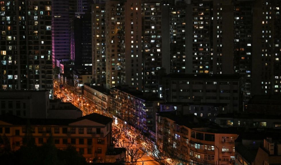 Dormir en la oficina y racionar la comida para sobrevivir al confinamiento en Shanghái