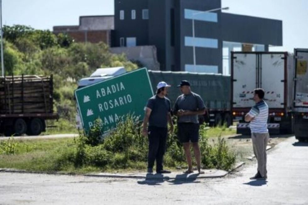 Paro de transportistas argentinos frena exportaciones alimentarias