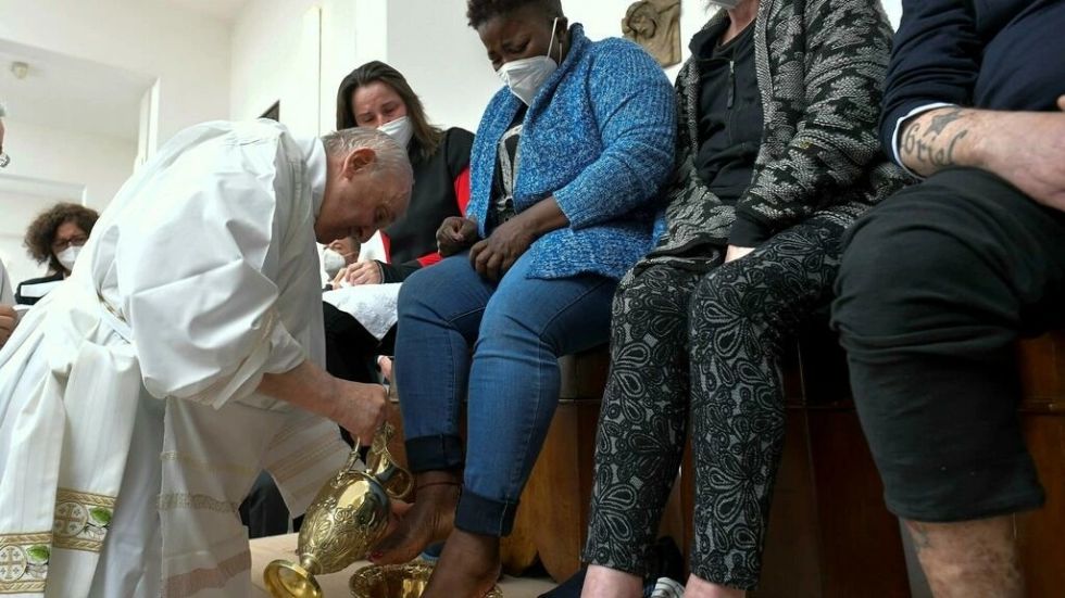 El Papa celebró en una cárcel de Italia el tradicional lavado de pies del Jueves Santo