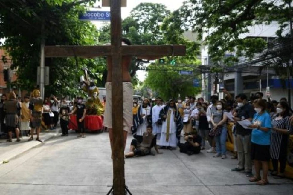 Penitentes filipinos se flagelan en el Viernes Santo