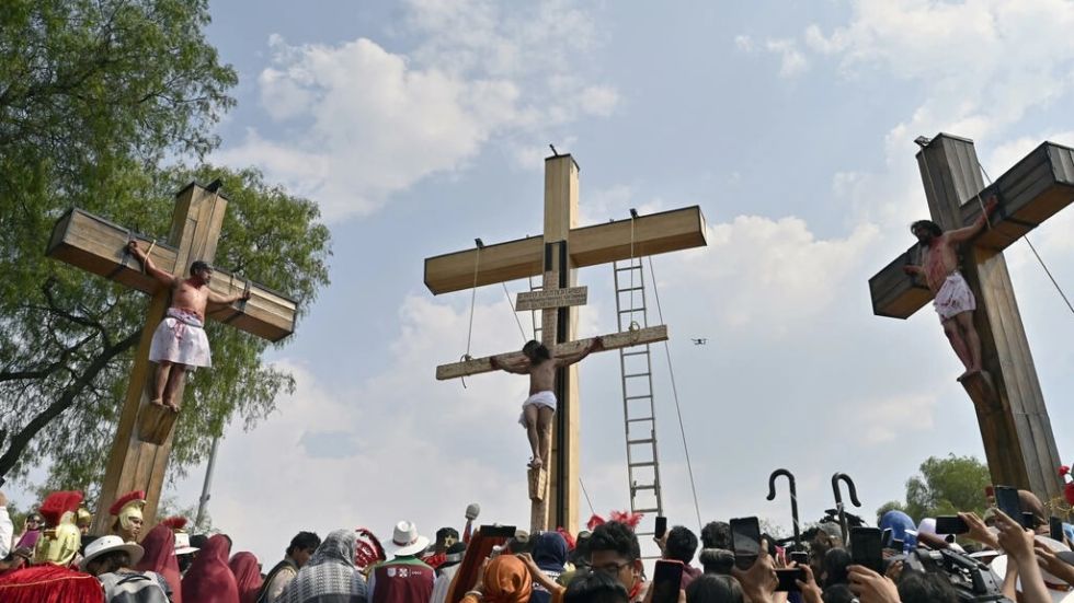Mexicanos católicos acuden jubilosos al Vía Crucis tras suspensión por pandemia