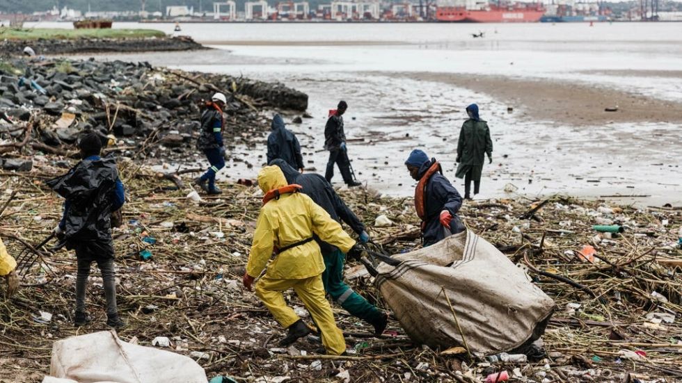 La caída de nuevas lluvias entorpece el rescate tras las inundaciones en Sudáfrica