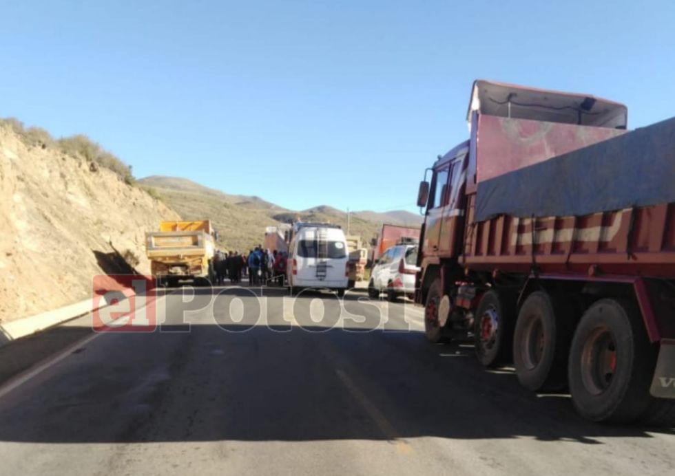 Policía confirma bloqueo en la carretera a Tarija y Villazón