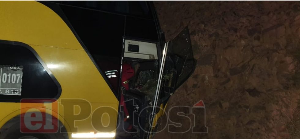 Reportan que hay un muerto tras accidente de bus con 57 pasajeros