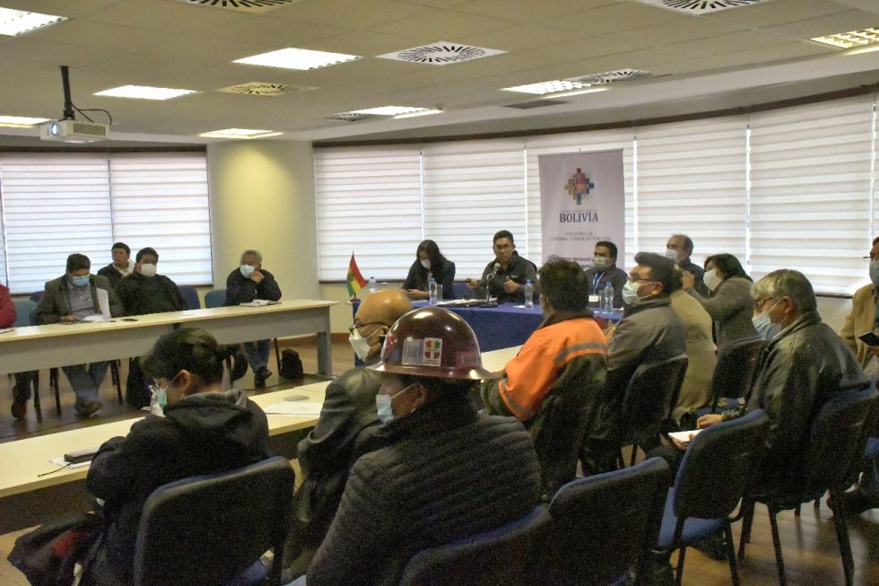 Ministerio de Economía y la COB declaran cuarto intermedio hasta el 25 de abril el análisis por el incremento salarial