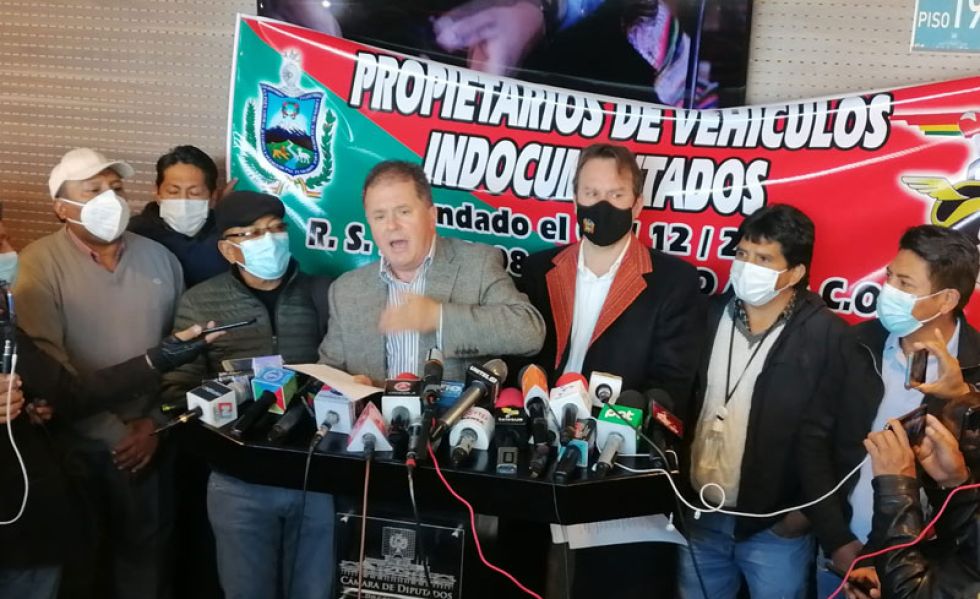 Con proyecto de un opositor, propietarios de autos indocumentados impulsan ley para regularización