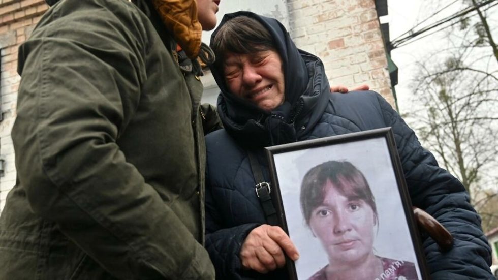 Una viuda revive su tragedia para consolar a las familias de Bucha